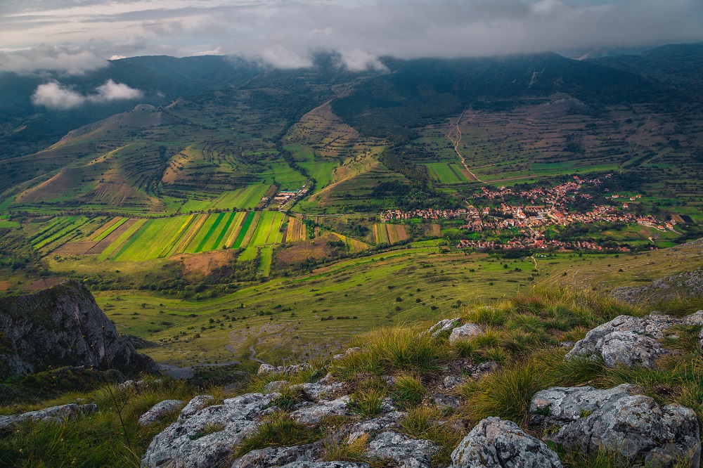 Vederea satului Rimetea de pe muntele Piatra Secuiului, județul Alba, Transilvania, România, Europa.