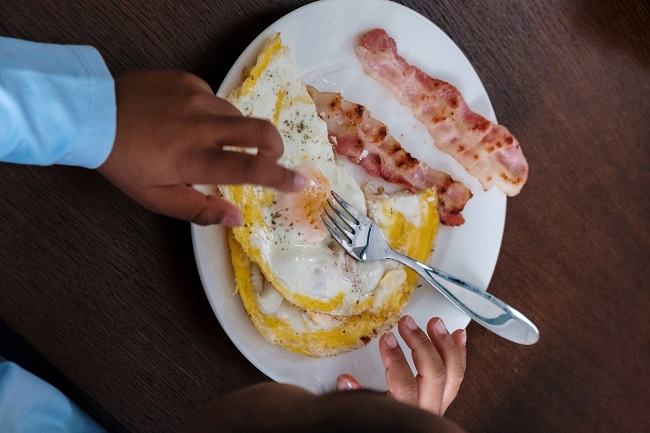 Mic dejun cu ouă și bacon