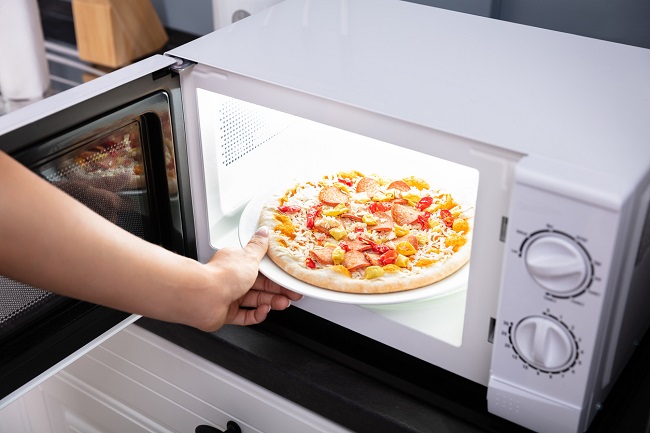 Pizza preparată în cuptorul cu microunde