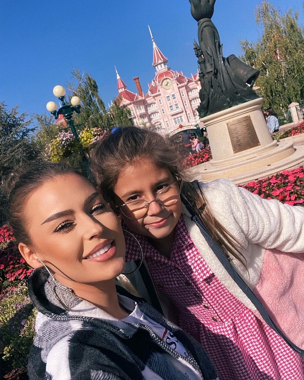 Misha, fosta soție a lui Connect-R, alături de Maya, fetița lor, la Disneyland, Paris