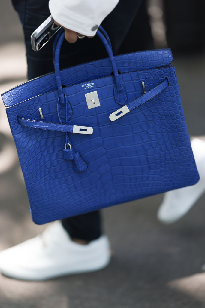 Geanta Birkin de la Hermès, într-o nuanță pătrunzătoare de albastru