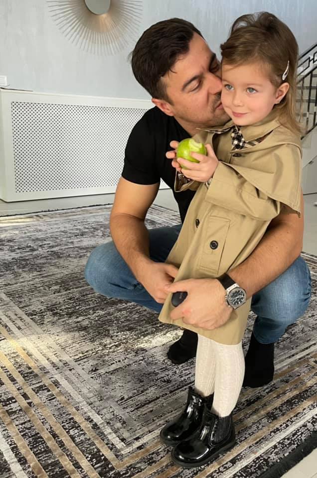 Adrian Alexandrov alături de fiica sa și a Elenei Udrea, în timp ce o sărută pe obraz.