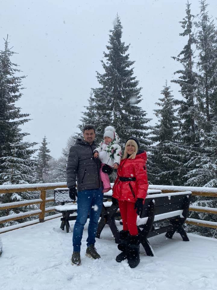 Elena Udrea la munte, pe zăpadă, alături de soțul ei și de fiica lor