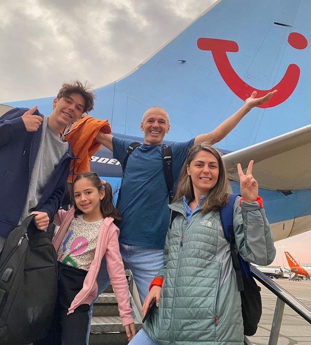 Radu Ille pe scara de îmbarcare în avion, alături de soția sa Nina și de copiii lor, Radu și Elli Maria
