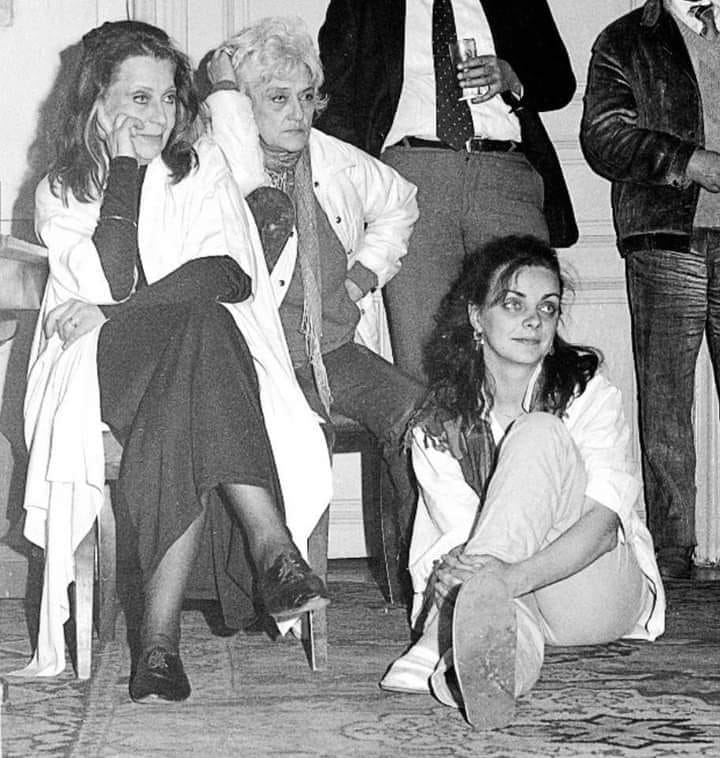 Gina Patrichi, Olga Tudorache pe scaun, iar alături de ele este Carmen Tănase, care stă pe podea, în timp ce privesc toate în aceeași direcție.