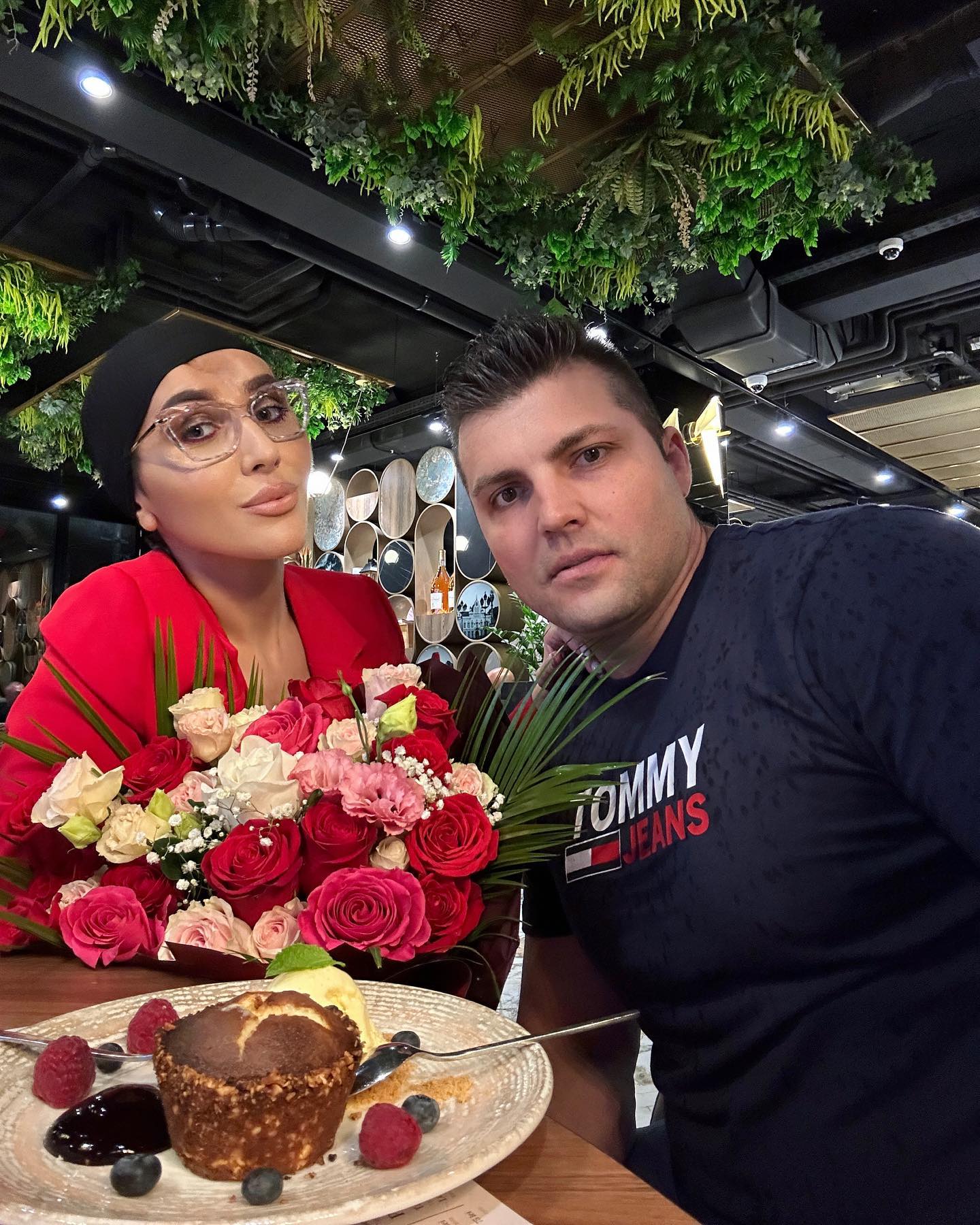 Dana Roba cu un buchet imens de trandafiri, la masă la restaurant, alături de iubitul ei Beny