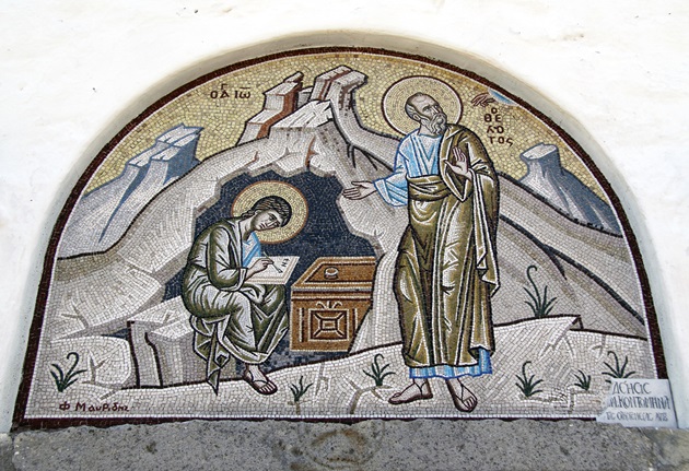 Mozaic ce îl înfățișează pe Ioan Teologul în timp ce îi dictează ucenicului său revelațiile despre Apocalipsă, în Peștera Patmos, Grecia