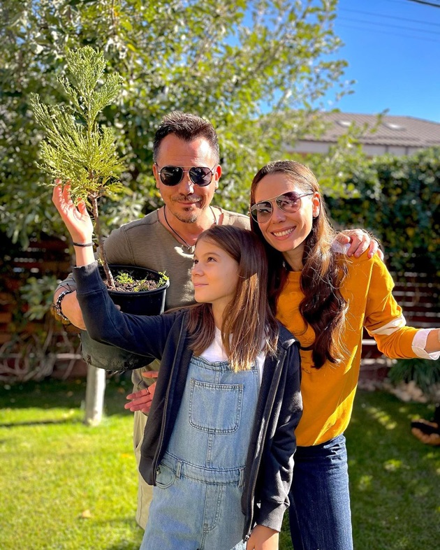 Irina și Răzvan Fodor alături de fiica lor Diana, în curtea casei, bucurându-se de soare și de plante