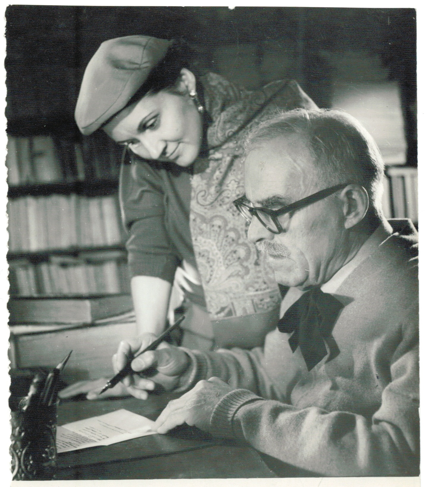 Mitzura Arghezi uitându-se la tatăl său, Tudor Arghezi, cum scria ceva