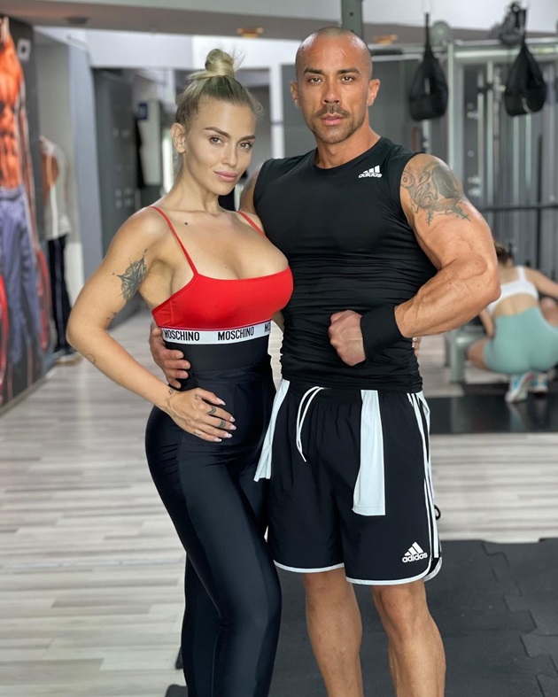 Oana Radu și Cătălin Dobrescu îmbrăcați în haine sport, în sala de fitness, unde se antrenează împreună