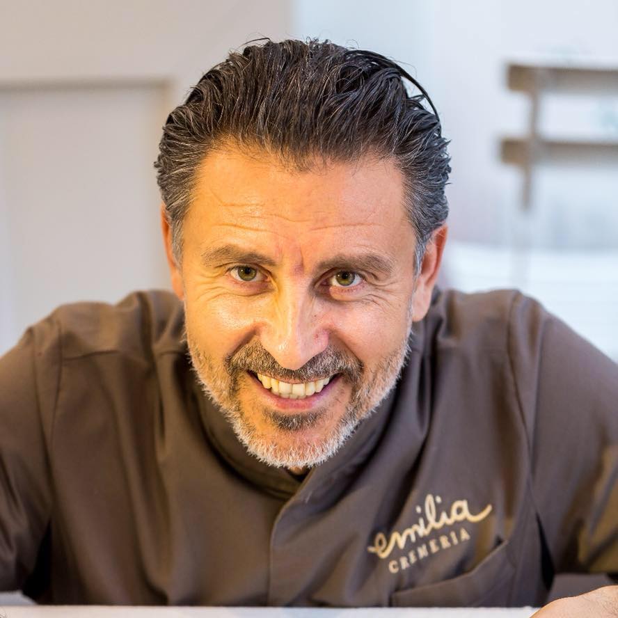 Chef Alexandru Sautner îmbrăcat într-o cămașă de bucătar cu numele cremeriei pe care o administrează la nivel național
