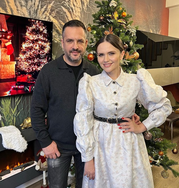 Mădălin Ionescu și Cristina Șișcanu îmbrăcați elegant lângă bradul de Crăciun