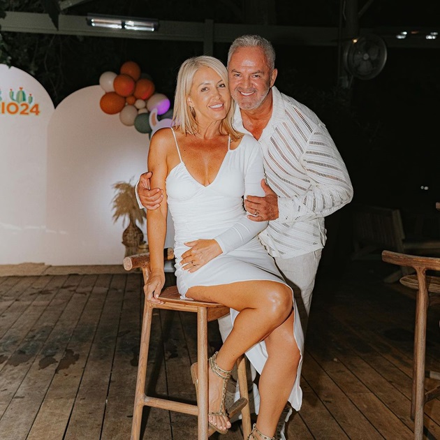 Claudia și Mihai Gălățanu, părinții lui Mario Fresh, la o petrecere, îmbrăcați în alb