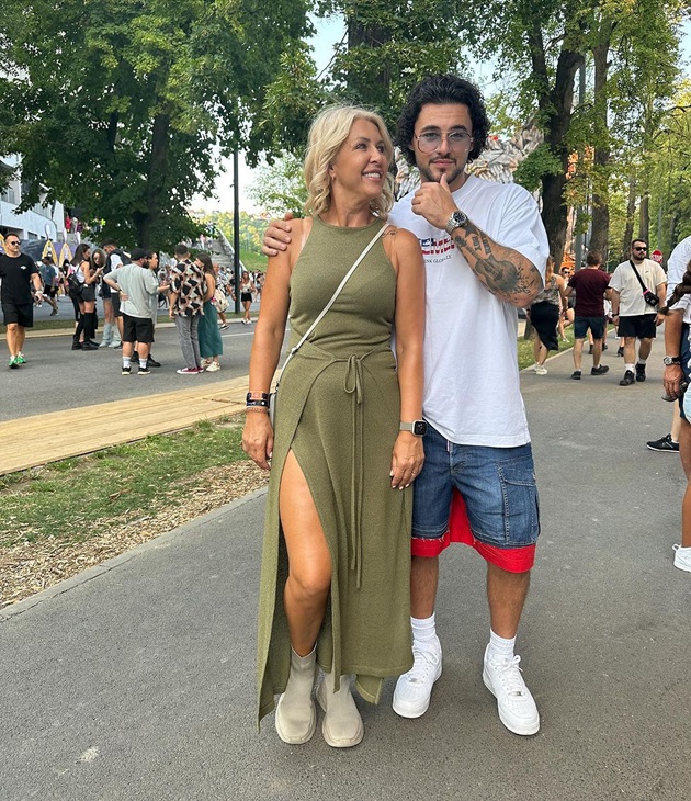 Mario Fresh la o plimbare prin parc alături de mama lui, care este îmbrăcată într-o rochie crăpată pe picior