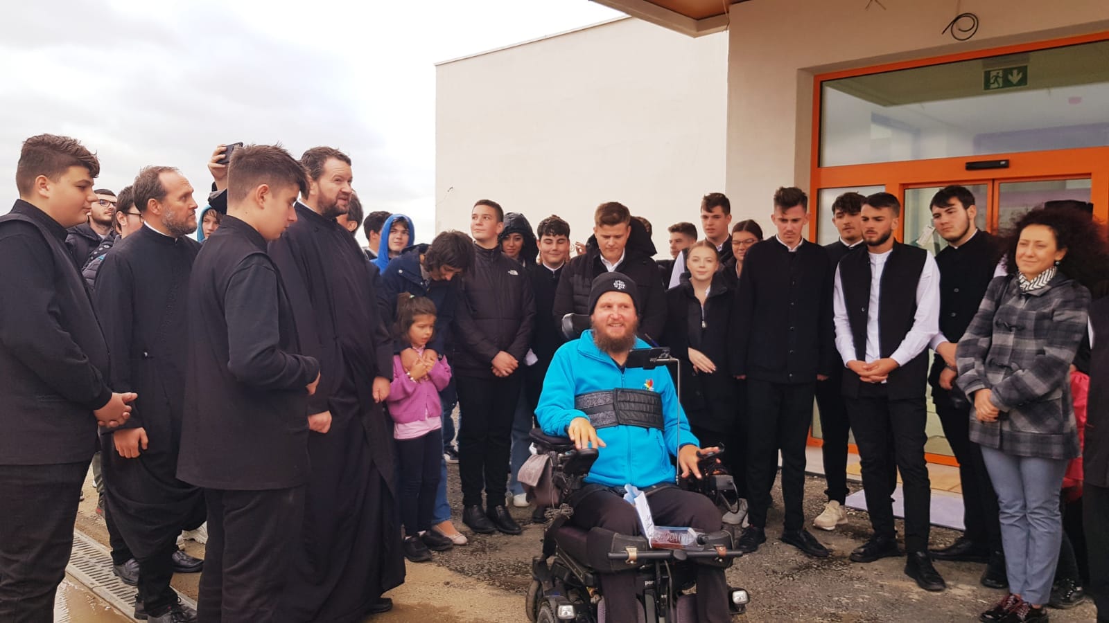 Mihai Neșu înconjurat de un grup de elevi care a donat pentru fundația sa