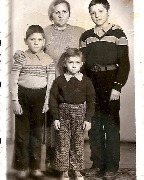 Imagine alb-negru cu Mihai Trăistariu, mama și frații săi