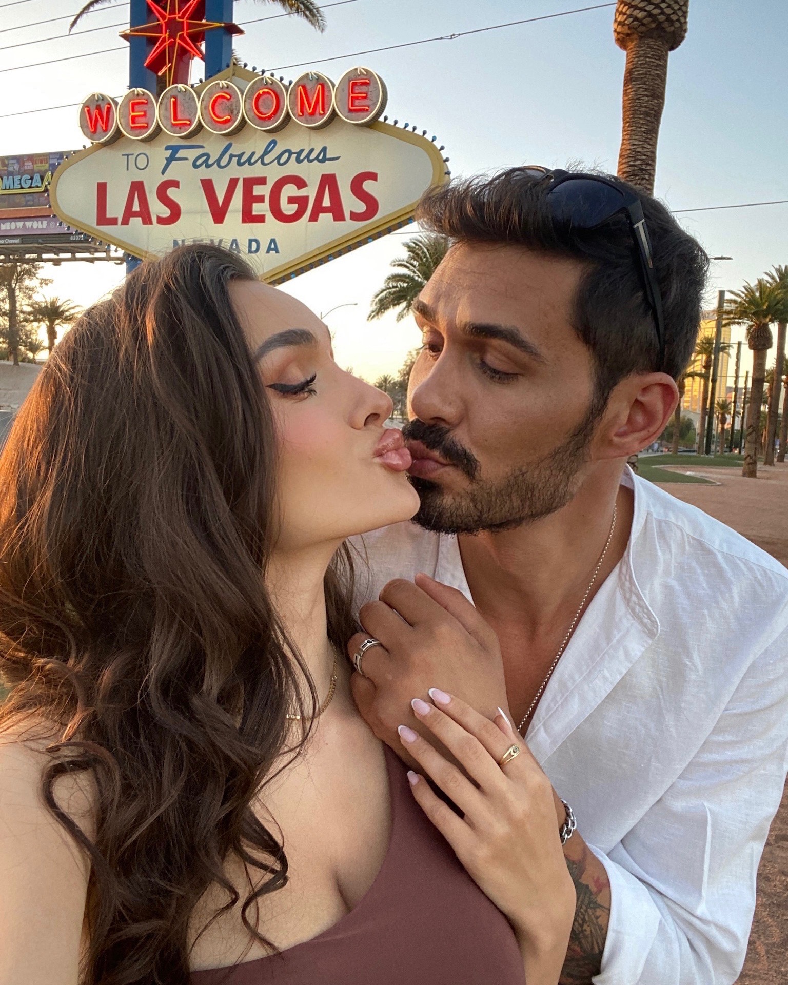 George Burcea alături de Viviana Sposub, sărutându-se pe străzile din Las Vegas