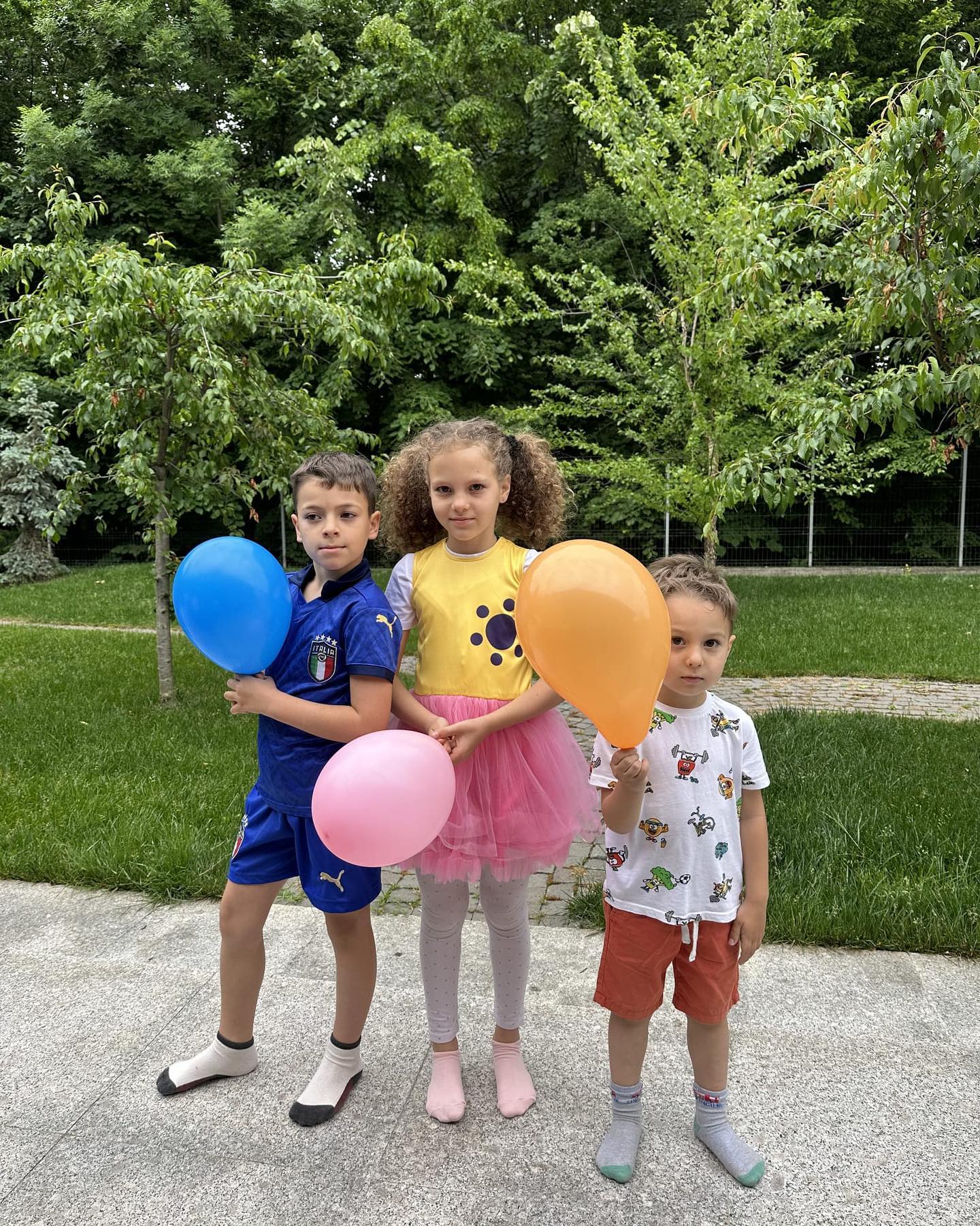 Copiii Mirelei Vaida jucându-se cu baloane colorate