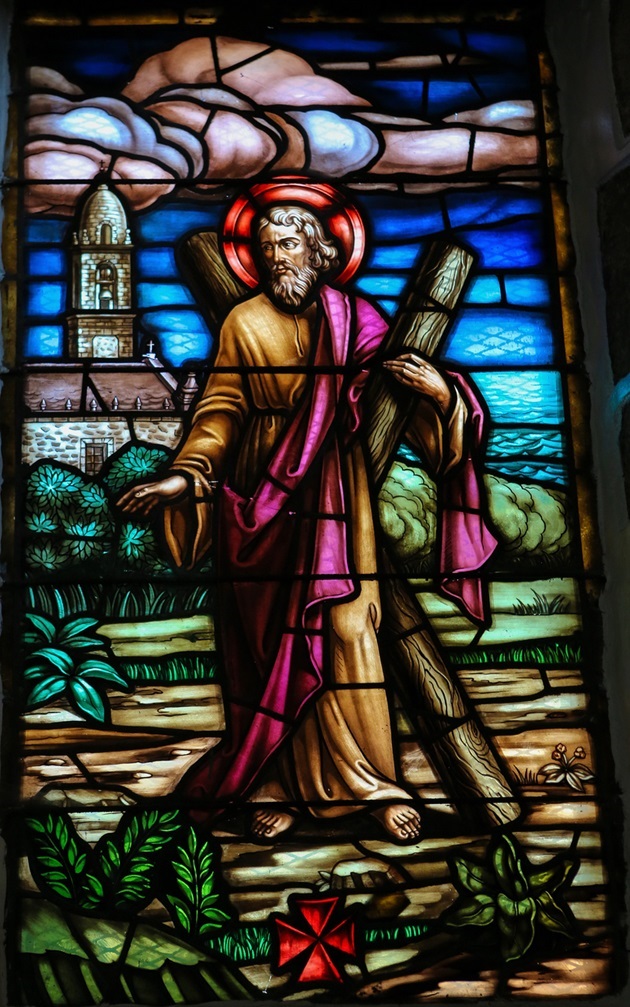 Vitraliu pe care este pictat Sfântul Apostol Andrei care își cară în spate cruce în formă de x