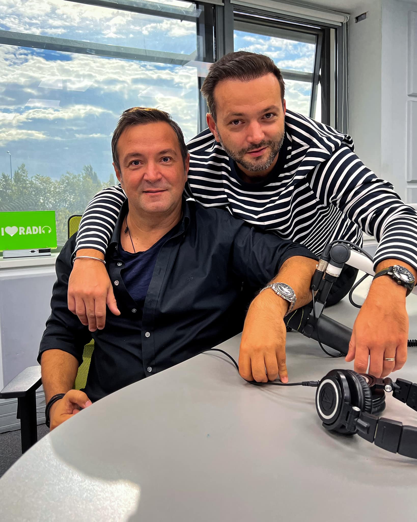 Daniel Buzdugan la radioul la care lucrează, alături de colegul său de emisie, Mihai Morar