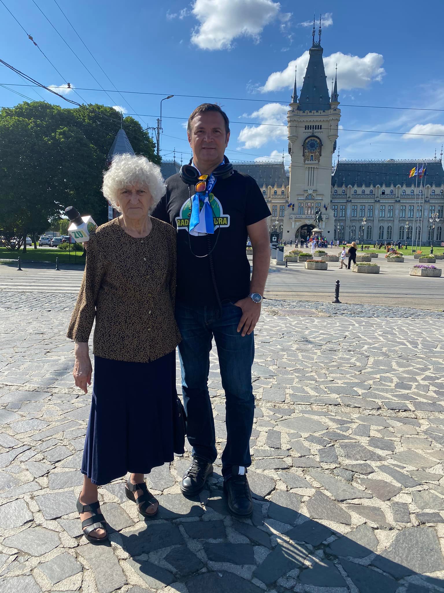Daniel Buzdugan la plimbare, alături de mama sa, pe străzile din Iași, orașul lui natal