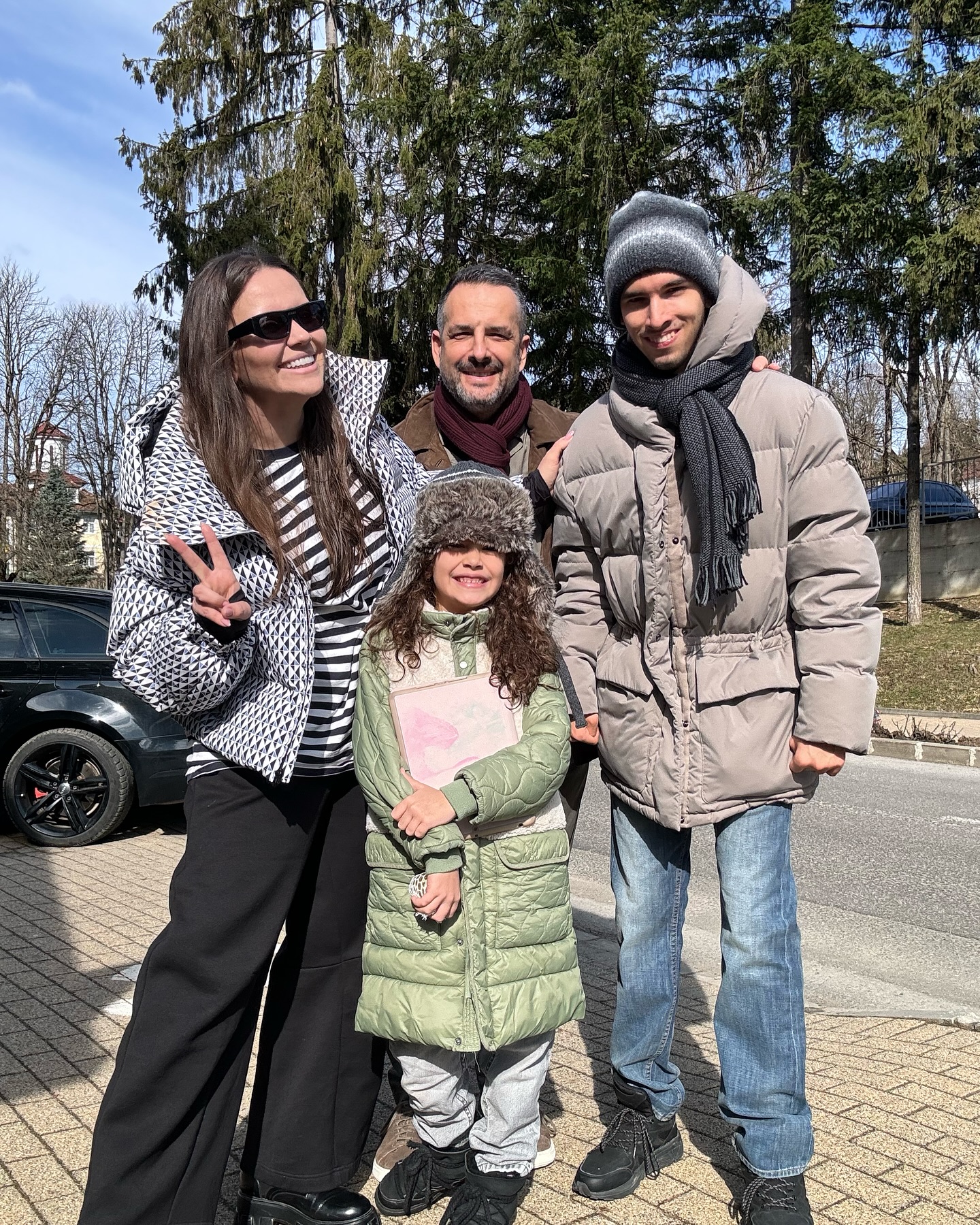 Cristina Șișcanu și Mădălin Ionescu alături de doi dintre copiii lor, Petra și Filip, în vacanță în Maramureș, îmbrăcați de iarnă