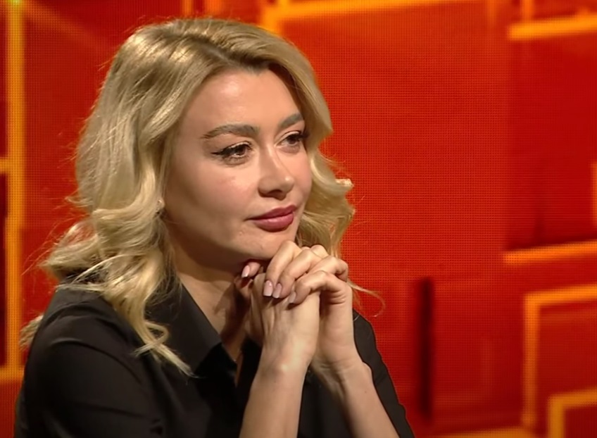 Denisa Tănase în timpul emisiunii „40 de întrebări cu Denise Rifai”, când își ținea mâinile încrucișate sub bărbie