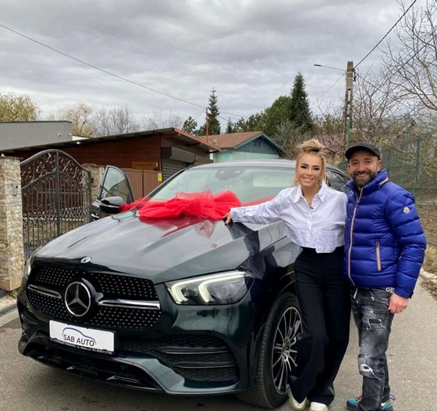 Anamaria Prodan lângă mașina pe care i-a cumpărat-o fiicei sale, Sarah Prodan