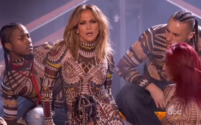 Jennifer Lopez pe scena, la Premiile Muzicale MTV, editia 2015
