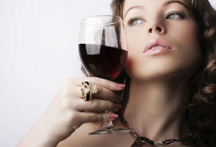 femeie band vin rosu