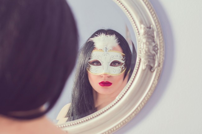 femeie uitandu-se in oglinda
