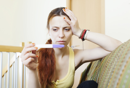 femeie facandu-si test de sarcina
