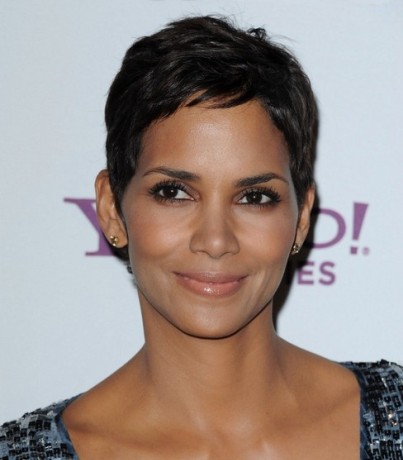 poza par scurt si cercei mici Halle Berry