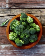3 idei de salata de broccoli: cu ton, cu pui sau cu rosii