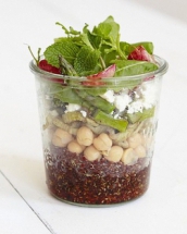 Salata la borcan: 3 idei pentru un pranz in dieta