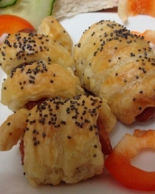 Aperitive din foietaj: doua retete delicioase de carnati si kaiser cu cascaval in foietaj