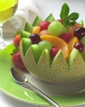 Salata de fructe cu sos de ghimbir si lime