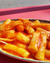Cea mai populară mâncare de stradă coreeană: rulouri de orez și pește cu sos dulce de chilli