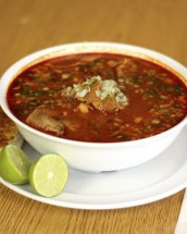 Pozole: o mancare mexicana picanta, fierbinte si savuroasa