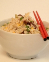 Bucataria chinezeasca chiar la tine acasa! Prepara o garnitura de orez chinezesc cu legume!