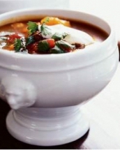 Usoara si plina de arome primavaratice: clasica supa de vita