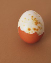Vopsește ouăle de Paște fără coajă! Cu sfeclă roșie