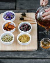 Ceaiuri pentru glanda tiroidă: 15 plante pe care să le folosești cu încredere