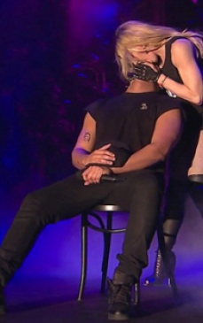 Madonna l-a sarutat cu forta pe Drake! 