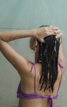 10 sfaturi care te vor scuti de corvoada de a-ți spăla părul în fiecare zi