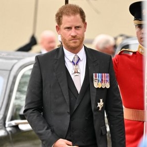 Prințul Harry a participat singur la încoronarea tatălui său! A păstrat distanța față de prințul William sau familia lui