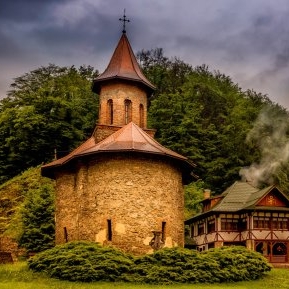 Totul despre Mănăstirea Prislop: istorie și program de vizitare