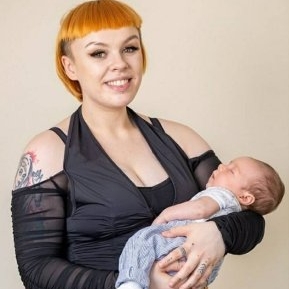 O femeie a devenit mamă după ce s-a inseminat singură, acasă, cu un kit cumpărat de pe internet
