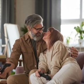 8 lucruri pe care să le iei în considerare dacă vrei să ai o relație cu un bărbat mai în vârstă