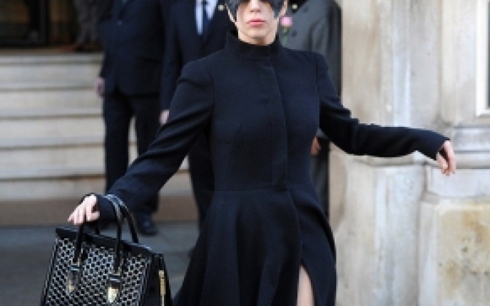 Esti curioasa sa vezi ce a purtat Lady Gaga la inmormantarea cainelui ei?